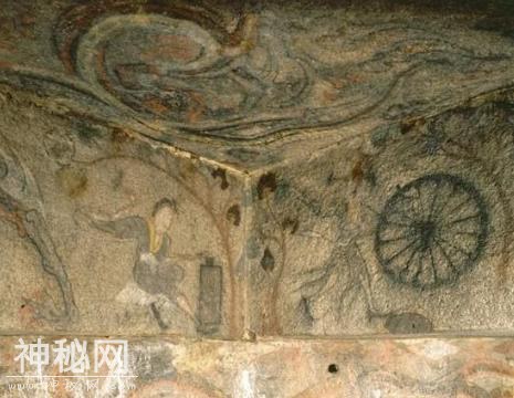 老农发现一座千年古墓，墓中一桌酒菜却不见尸棺，让人好奇！-1.jpg
