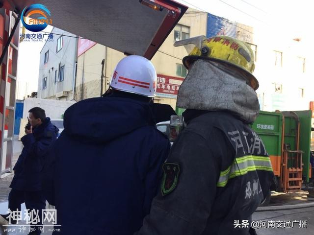 突发！郑州一仓库失火，2名消防员救火中身体不适被送医-6.jpg