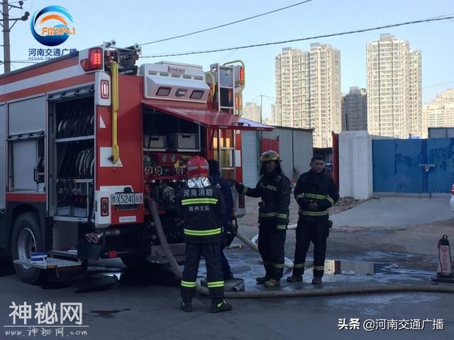 突发！郑州一仓库失火，2名消防员救火中身体不适被送医-3.jpg