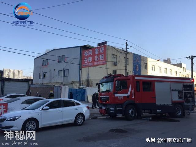 突发！郑州一仓库失火，2名消防员救火中身体不适被送医-2.jpg