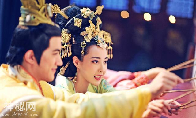 公主去世，皇帝杀尽其侍女，专家打开墓穴看到一壁画：史书没骗人-4.jpg