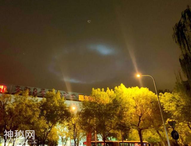 北京夜空现神秘“光圈”，并且快速移动，是外星人还是自然现象？-1.jpg