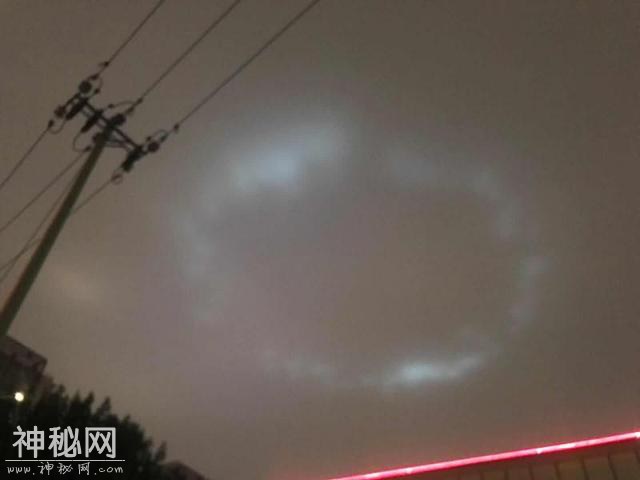 北京夜空现神秘“光圈”，并且快速移动，是外星人还是自然现象？-2.jpg
