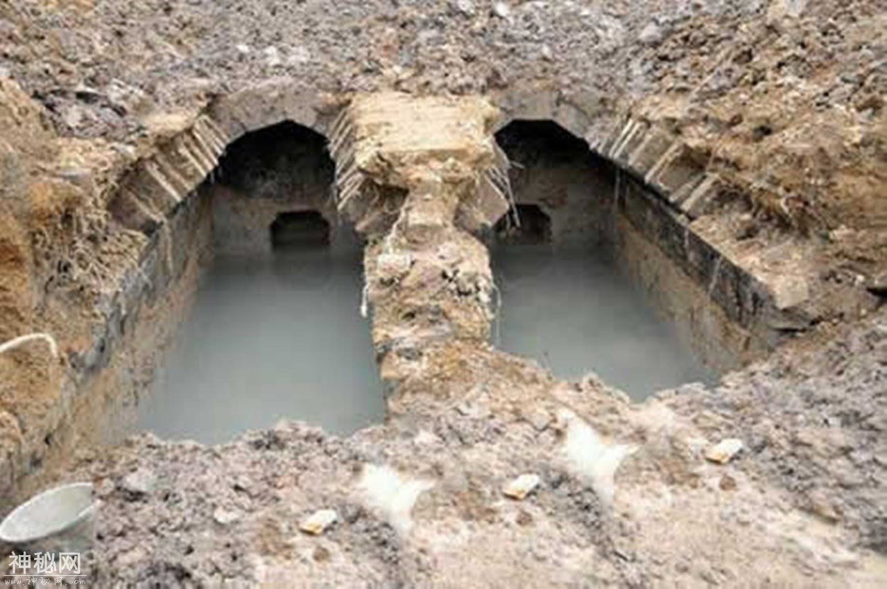 考古人员最害怕古墓中出现矿泉水瓶子，看到顿时心凉了一半-1.jpg