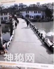 丈夫将妻子扔入河中，曾刷短视频发现妻子和别人住一起-1.jpg