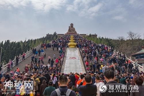 山东南山大佛开光纪念日佛光普照万人朝圣 奇人绝技各显其能-1.jpg