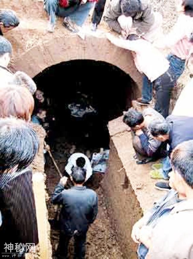 暴雨冲出古墓，一农民经过后发现了大量宝物，上报后立马封锁挖掘-4.jpg