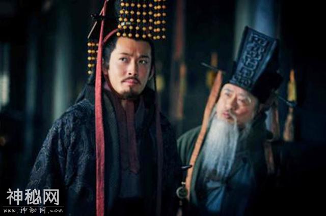 暴雨冲出古墓，一农民经过后发现了大量宝物，上报后立马封锁挖掘-3.jpg