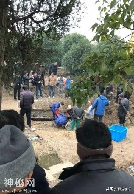 一建筑工地发现千年宋代古墓，棺木外表鲜红颜色艳丽-1.jpg