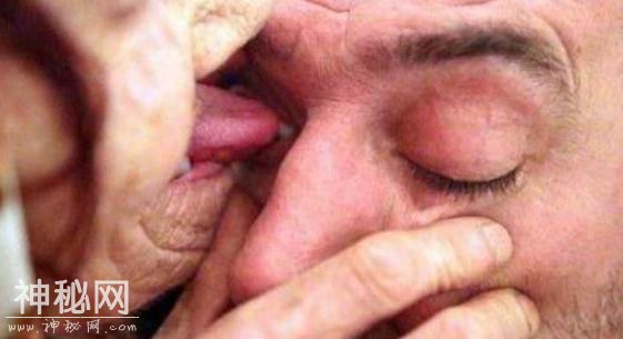 80岁老人练就独门绝技，用舌头给人“舔眼球”赚钱！-2.jpg