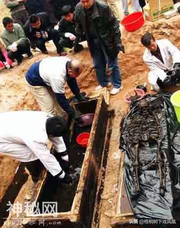 开棺后发现女尸胸前放一小布袋，里面所装令考古人员很意外-8.jpg