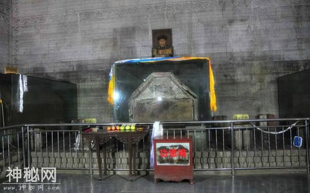 盗墓贼死活打不开墓门，强行炸开后，墓门后竟顶着一副石棺材-1.jpg