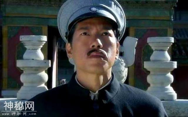 盗墓贼死活打不开墓门，强行炸开后，墓门后竟顶着一副石棺材-3.jpg