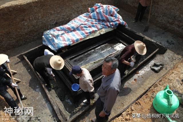 盗墓挖开后发现古尸不腐如生，参与发掘者竟然据此认出墓主后人-1.jpg