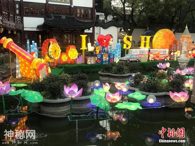 上海豫园新春民俗艺术灯会亮灯 “财神猪”受热捧-2.jpg