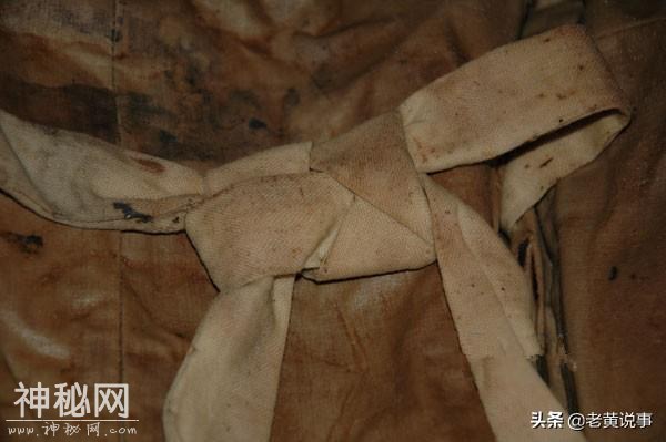 女尸百年不腐五官清晰，考古专家解开衣服，突然有东西掉下来-3.jpg