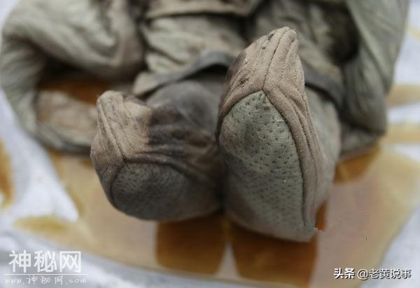 女尸百年不腐五官清晰，考古专家解开衣服，突然有东西掉下来-4.jpg