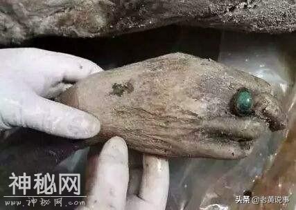 女尸百年不腐五官清晰，考古专家解开衣服，突然有东西掉下来-6.jpg