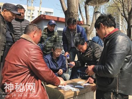 数十名民工占古墓居住被劝离 网友：死人与活人孰轻孰重-3.jpg