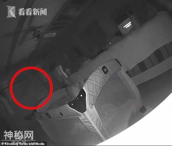 女婴脸上三道抓痕 监控拍下灵异一幕 父母急搬家-3.jpg