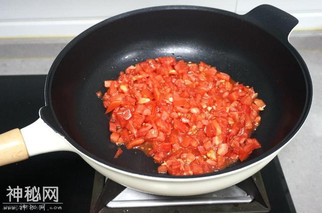 2个西红柿，一点金针菇，厨师长教你做这道汤，比鸡汤都鲜！-5.jpg