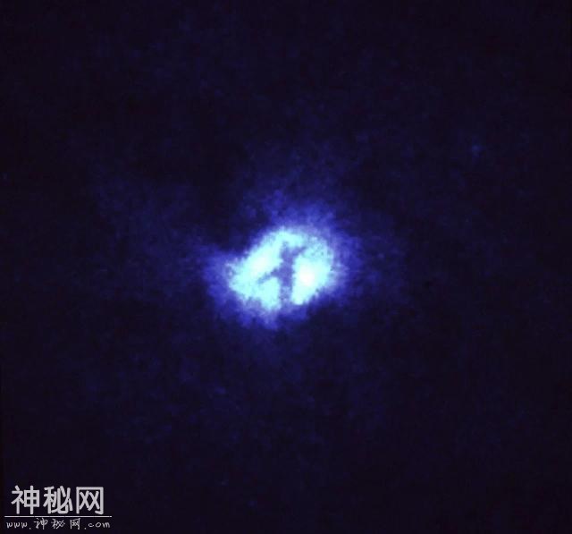 1100光年外，阴谋理论家：1992年照片，宇宙天堂之门有一个十字架-1.jpg
