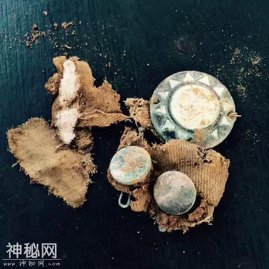 云南汽油桶里发现远征军遗骸，专家鉴定年龄后，现场无不动容落泪-4.jpg