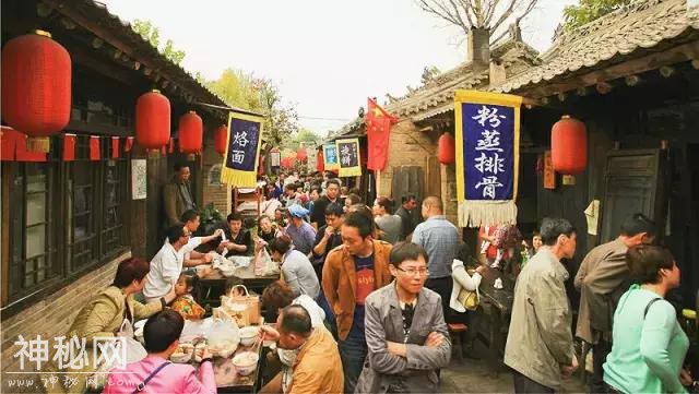 一天18万游客，缺山少水的这个村，是如何成为中国民俗型特色小镇-2.jpg