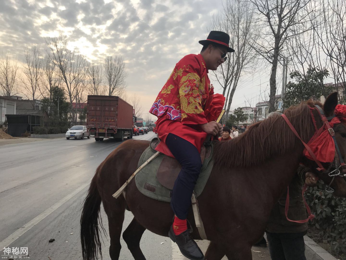 当地农村姑娘出嫁，新郎骑马新娘坐轿，什么风俗引来十里八乡观看-5.jpg