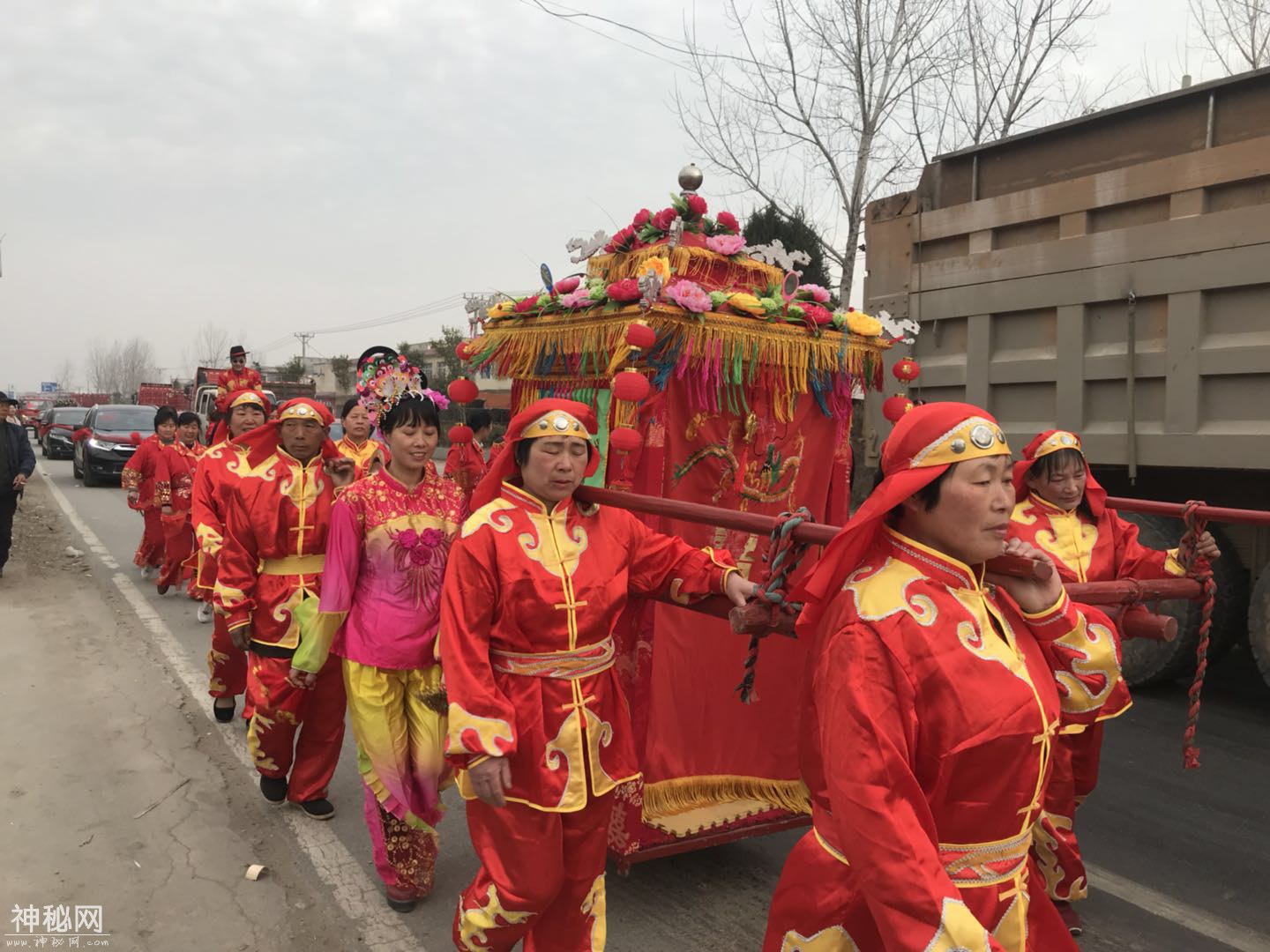 当地农村姑娘出嫁，新郎骑马新娘坐轿，什么风俗引来十里八乡观看-6.jpg