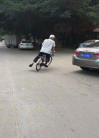 爆笑GIF：按部就班的工作就行了，你非得在老员工面前搞笑吗？-1.jpg