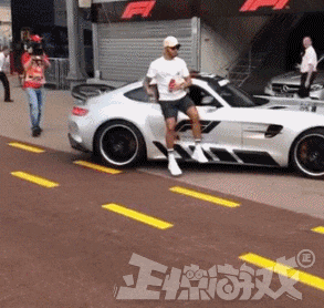 爆笑GIF：按部就班的工作就行了，你非得在老员工面前搞笑吗？-9.jpg