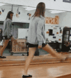 爆笑GIF：按部就班的工作就行了，你非得在老员工面前搞笑吗？-18.jpg