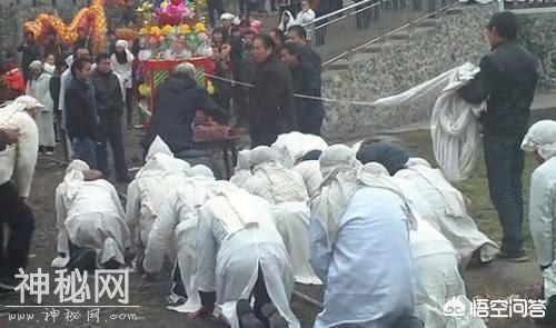 农村有一种风俗，出殡，必须摔瓦盆。如果没有儿子怎么办？-2.jpg