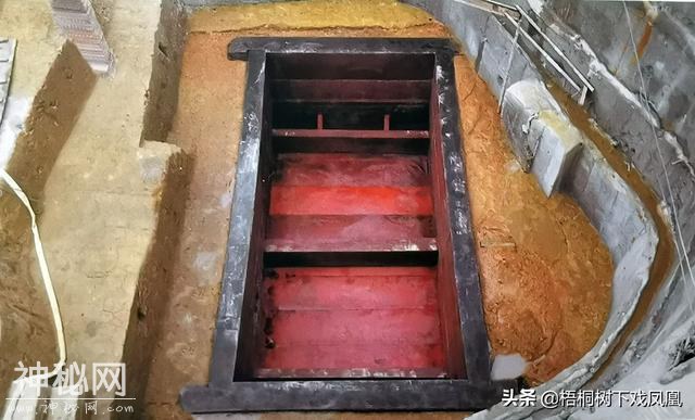 难以想像的考古发现：古代知情盗墓者将下葬不久的女尸拖出棺外-6.jpg