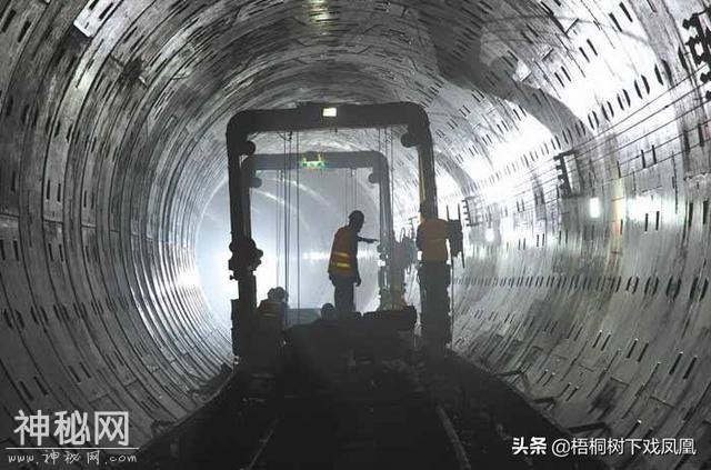 难以想像的考古发现：古代知情盗墓者将下葬不久的女尸拖出棺外-2.jpg