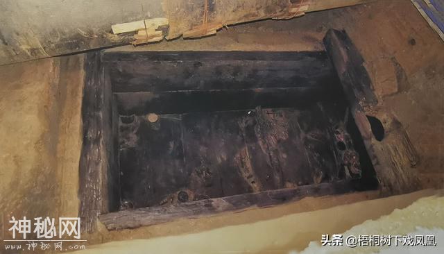 难以想像的考古发现：古代知情盗墓者将下葬不久的女尸拖出棺外-5.jpg