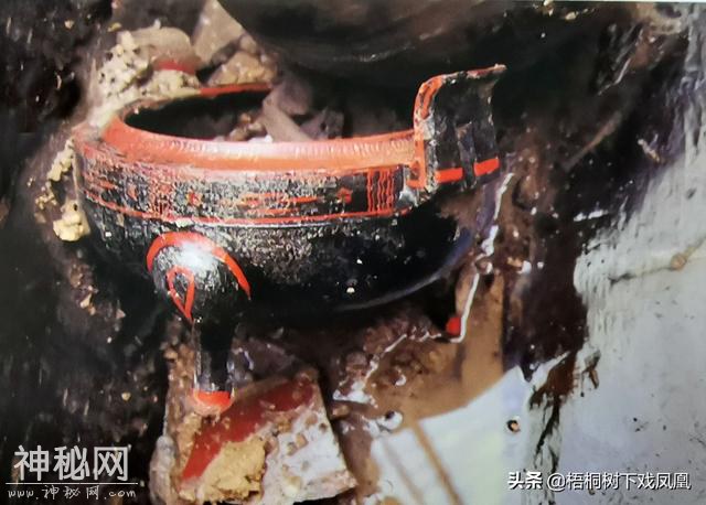 难以想像的考古发现：古代知情盗墓者将下葬不久的女尸拖出棺外-4.jpg