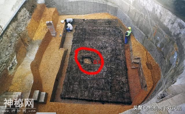 难以想像的考古发现：古代知情盗墓者将下葬不久的女尸拖出棺外-12.jpg