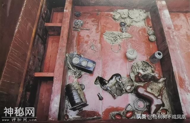 难以想像的考古发现：古代知情盗墓者将下葬不久的女尸拖出棺外-11.jpg