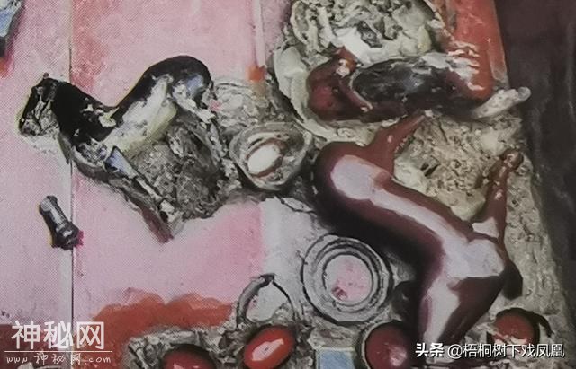 难以想像的考古发现：古代知情盗墓者将下葬不久的女尸拖出棺外-14.jpg