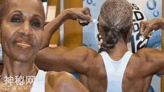 美国老妇56岁开始健身，如今82岁，却有着像18岁姑娘的身体-1.jpg