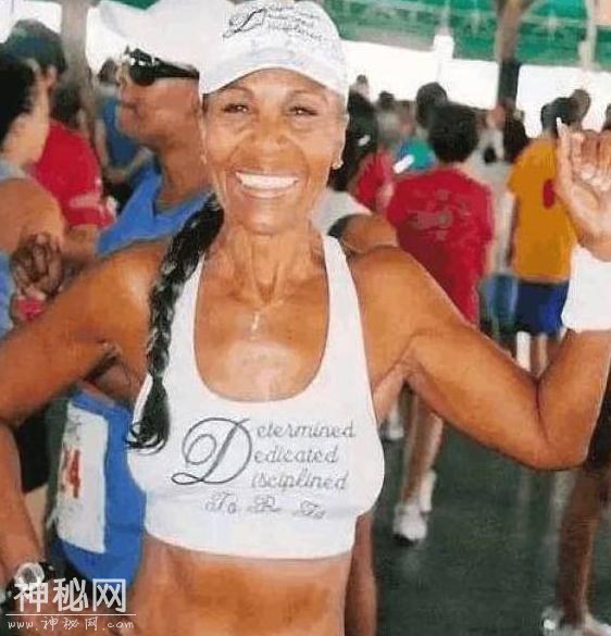 美国老妇56岁开始健身，如今82岁，却有着像18岁姑娘的身体-3.jpg