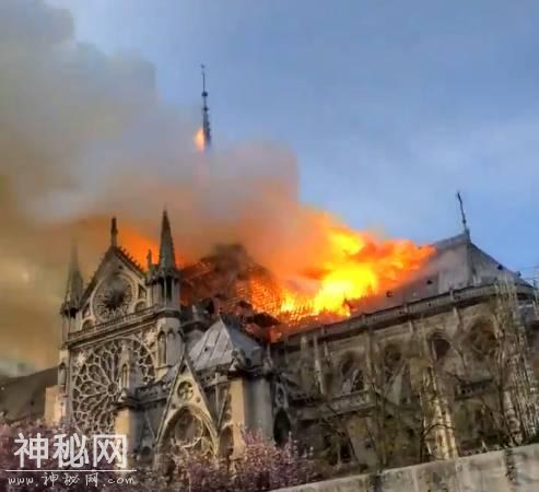 850年历史巴黎圣母院突发大火，巴黎官推：可怕的景象-1.jpg