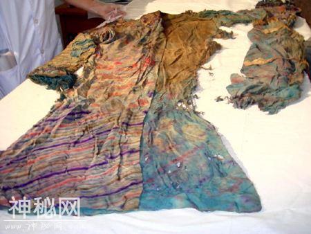 40年前，考古专家挖掘光绪墓，珍宝已被盗光，手中却握着两珍宝-3.jpg