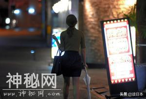 看起来奢侈糜烂的日本风俗娘，生活里却藏着无边的冷漠和绝望。-4.jpg
