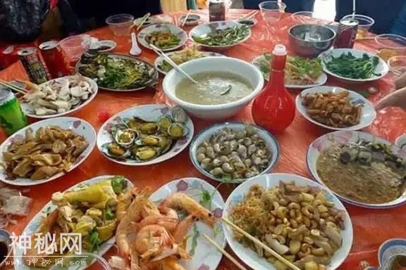 农村吃酒席，不知道风俗和规矩，自己打脸了都不知道!-1.jpg