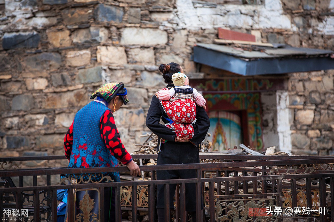 神秘的藏族部落，男不娶、女不嫁，婚姻靠爬房进窗的古老走婚习俗-10.jpg