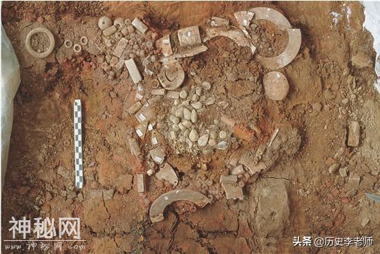 60多年前，考古人员在三门峡挖开一座古墓，揭开两千年前古国之谜-2.jpg