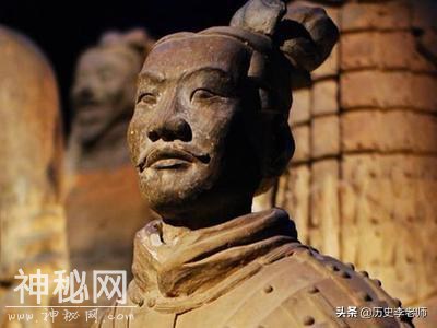 秦始皇死因之谜揭开？郭沫若宣称：不是病死，而是被人用铁钉钉死-3.jpg